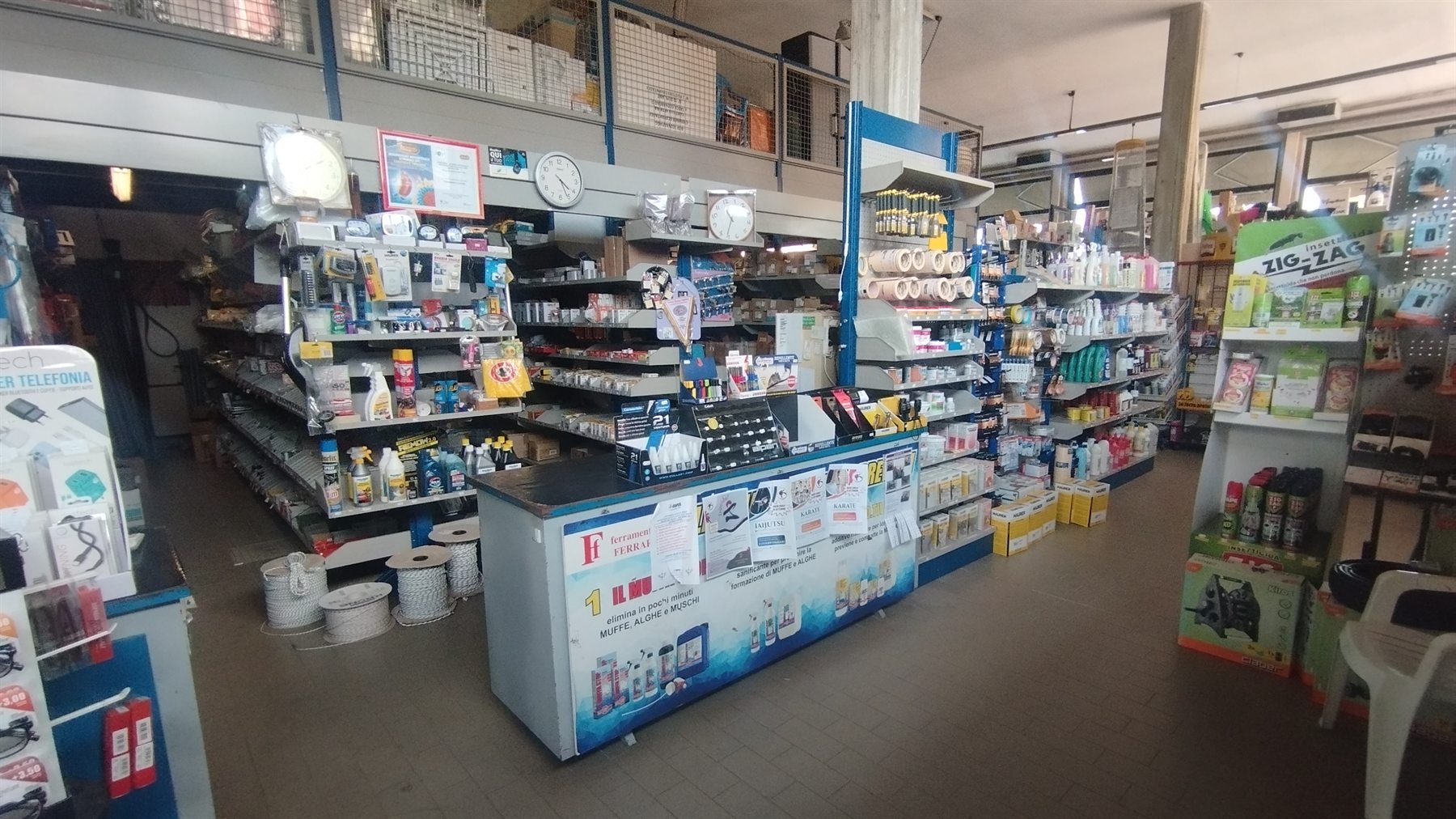 Interno della Ferramenta Giordani: scaffali e banco